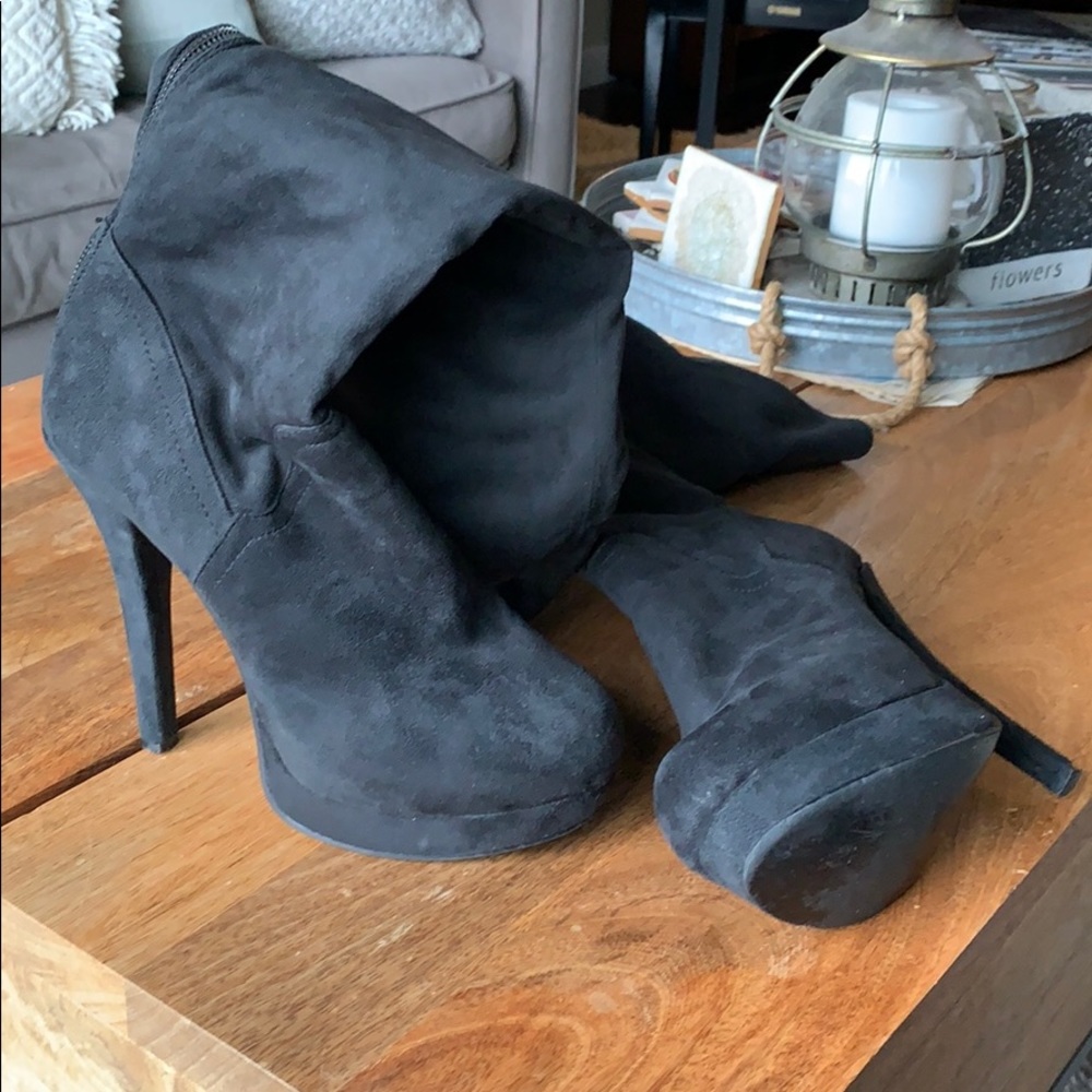 Kardashian Kollection black faux suede boot size9